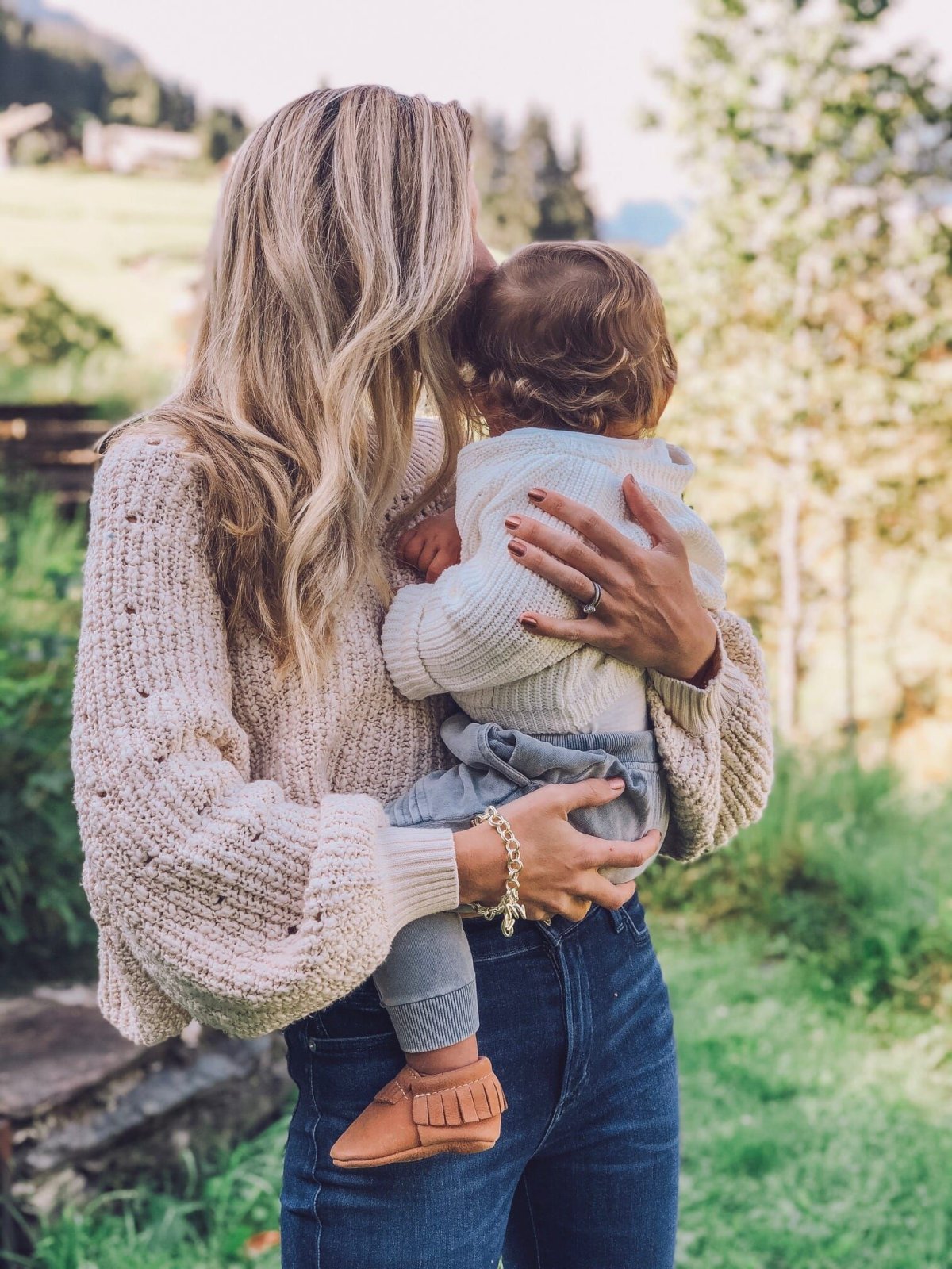 Маам с ребенком со спины