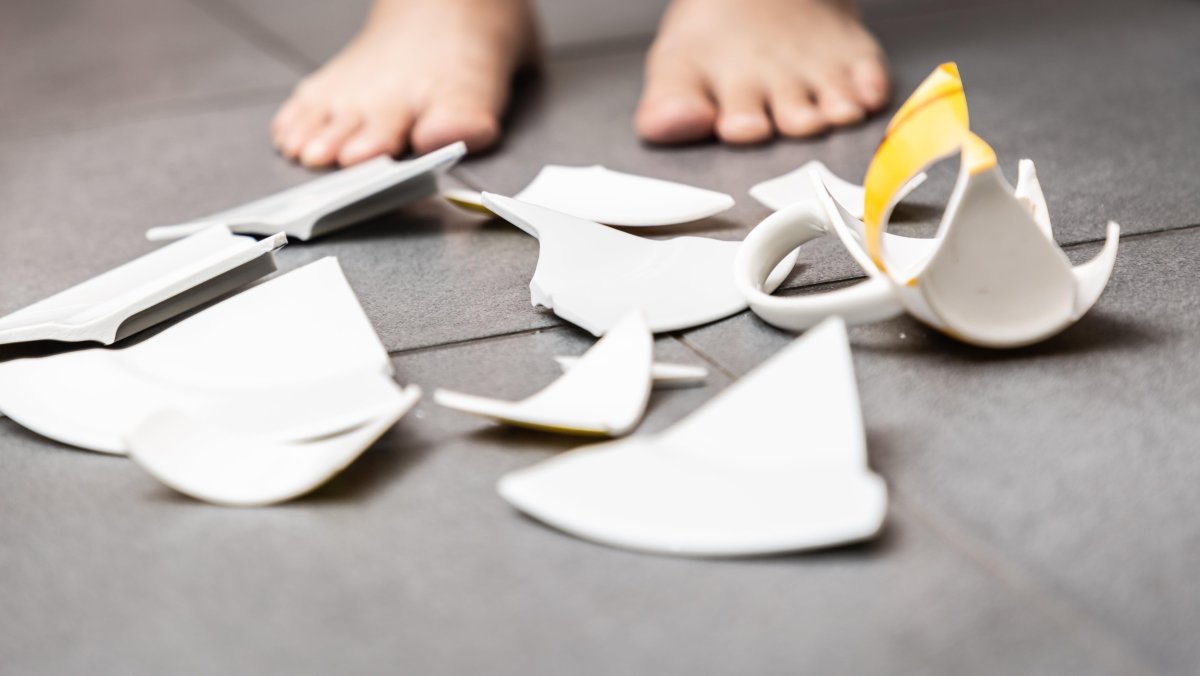 Разбитые стеклянные предметы