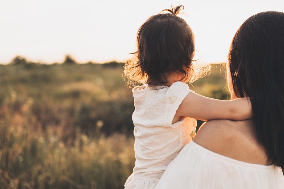 Мама и дочь со спины