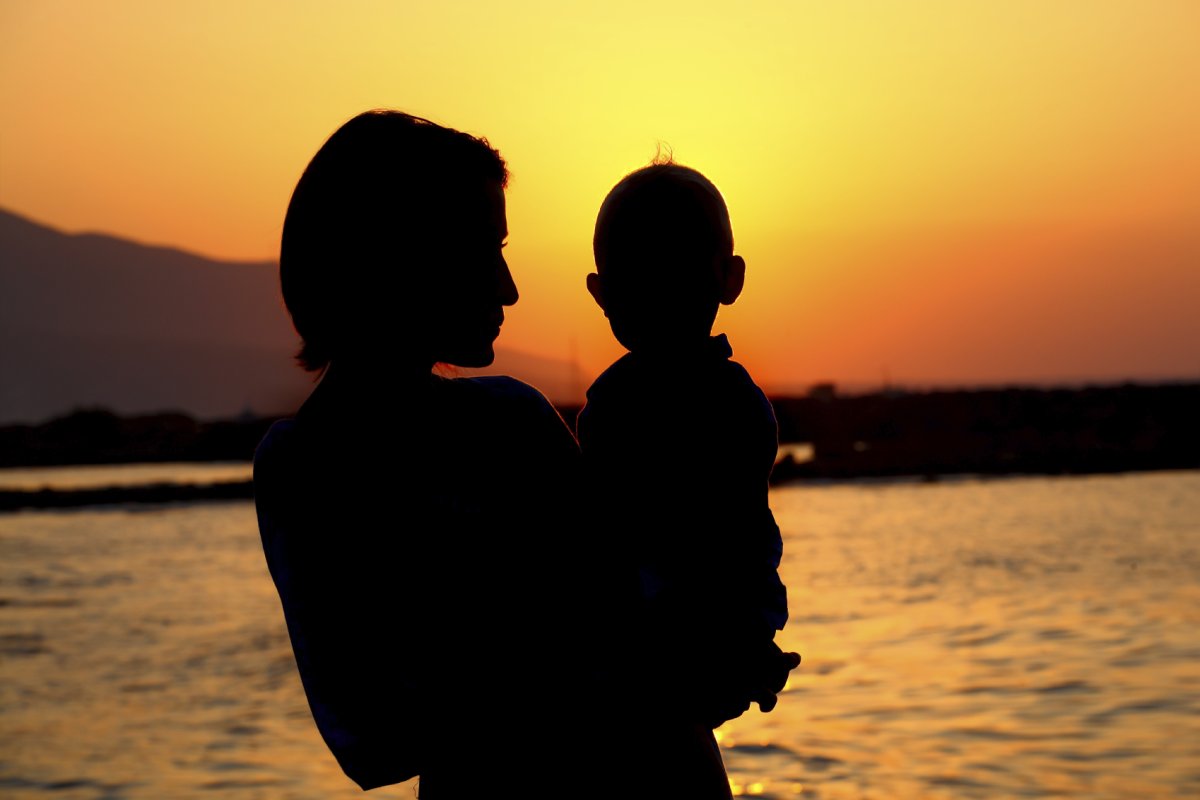 Мать и сын со спины