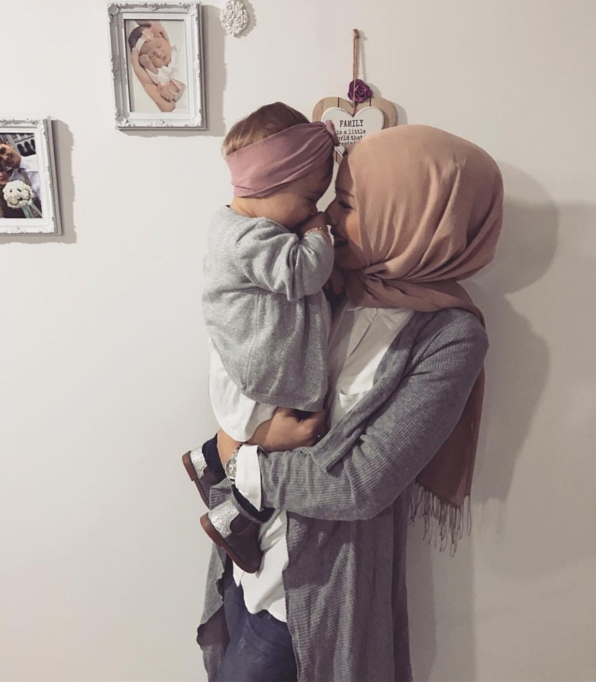 Девушка в хиджабе с ребенком