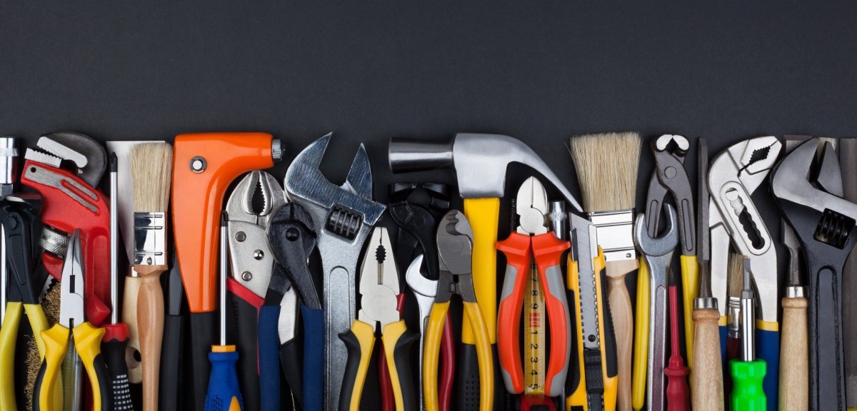 Строительные инструменты на белом фоне