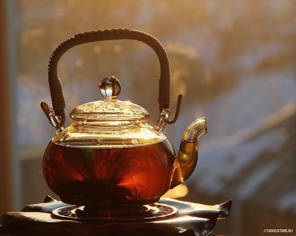 Красивый чайник с чаем