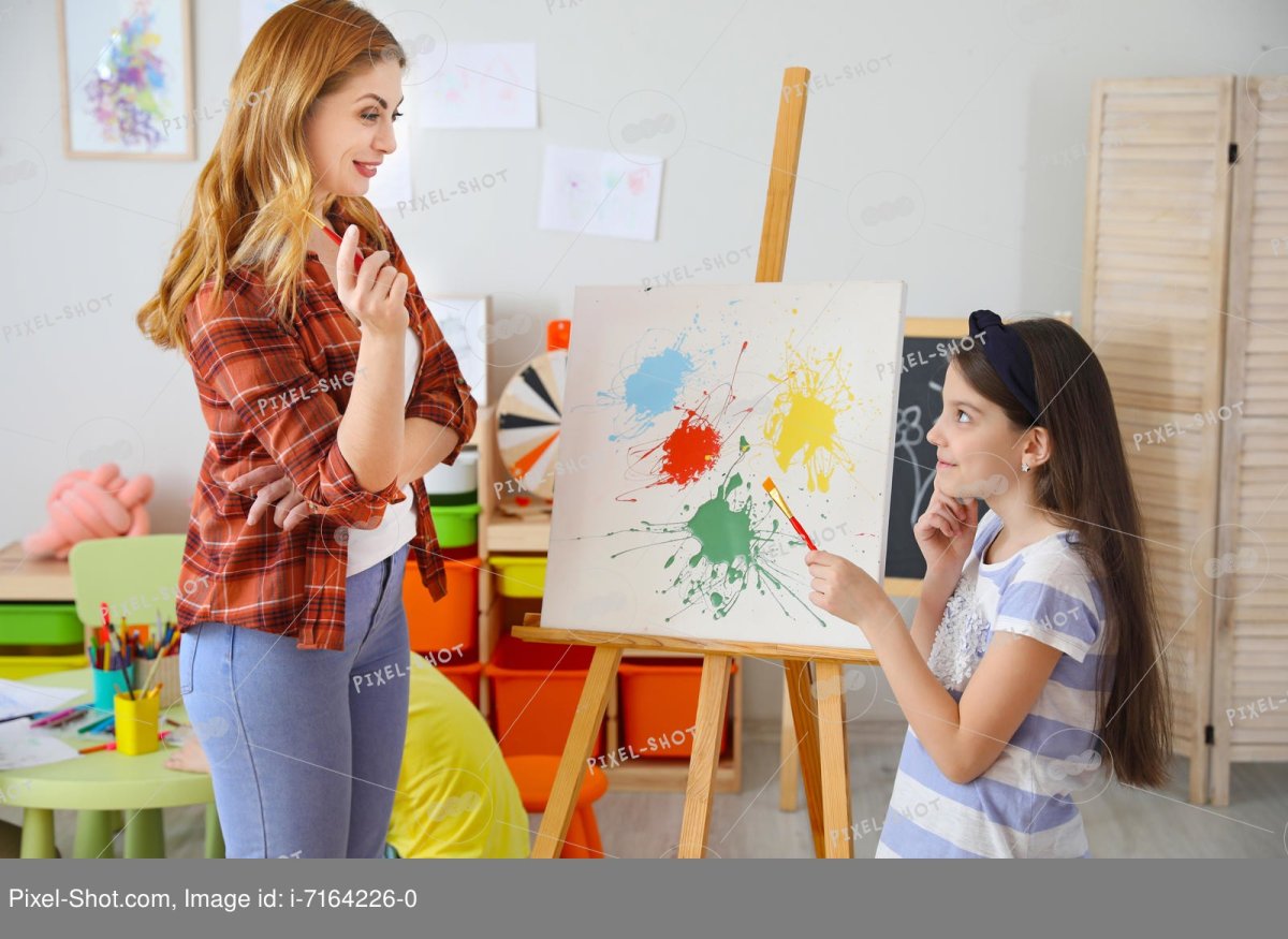 Учитель объясняет урок