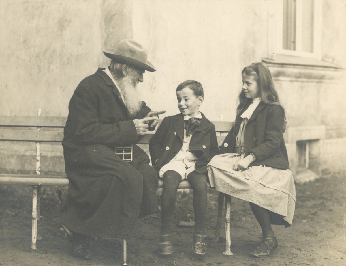 Лев толстой 1909 год с внуками