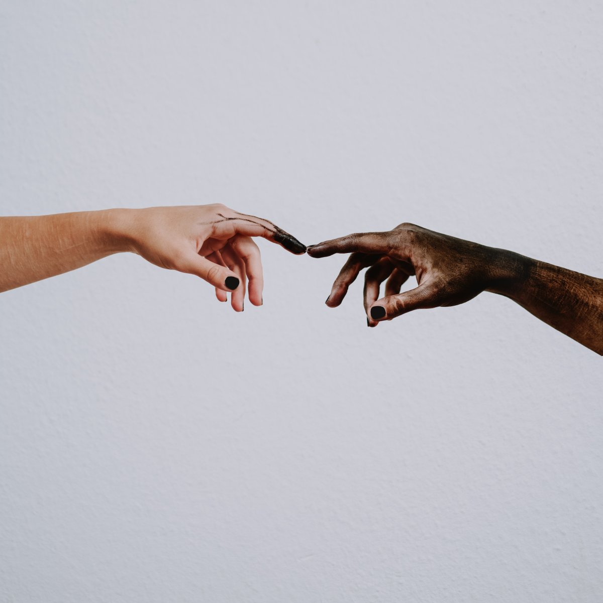 Рука тянется к руке