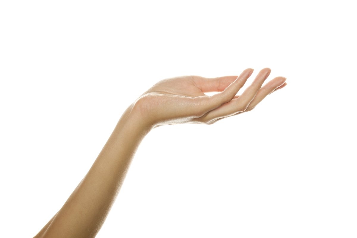 Рука тянется на белом фоне