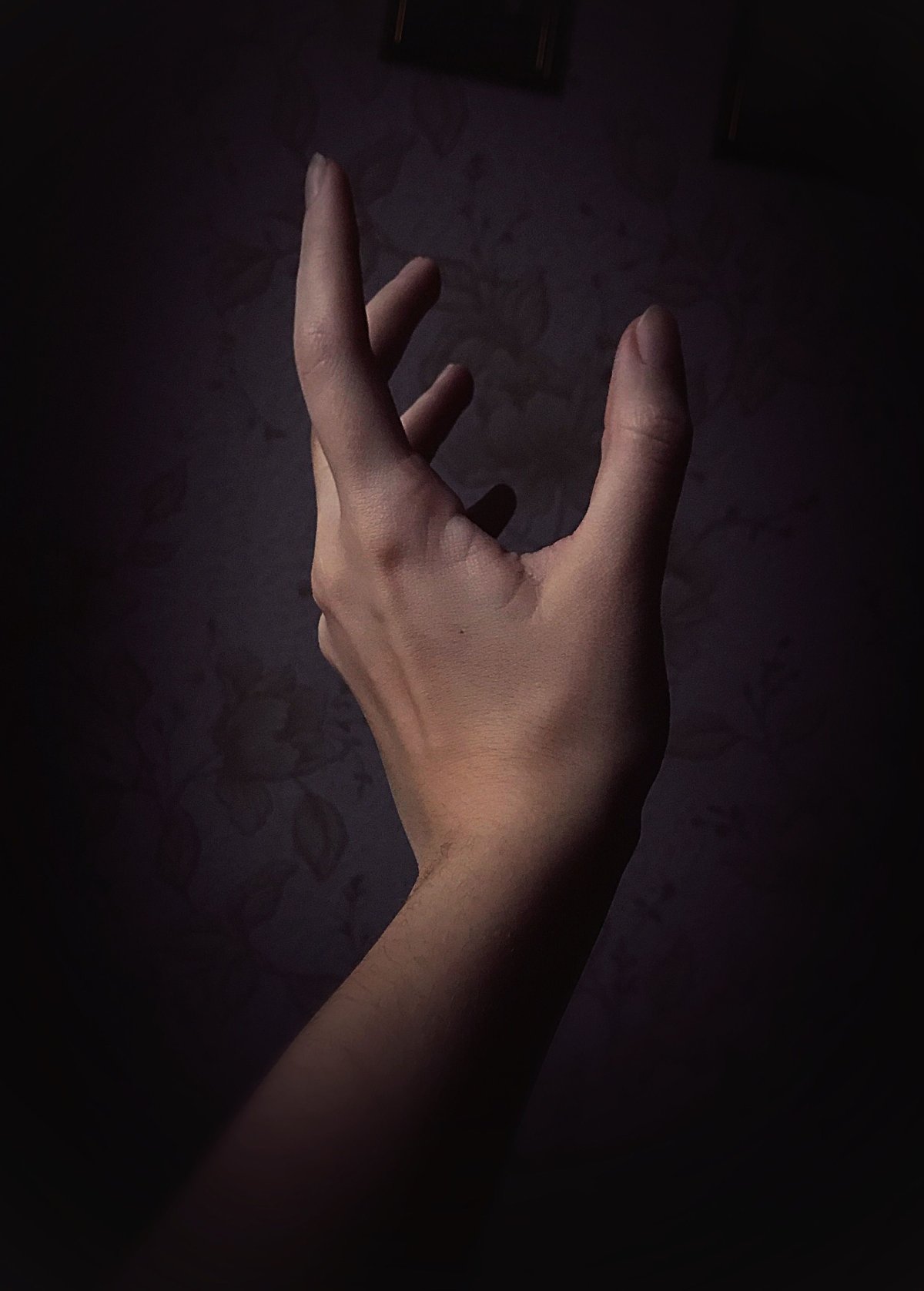 Рука тянется