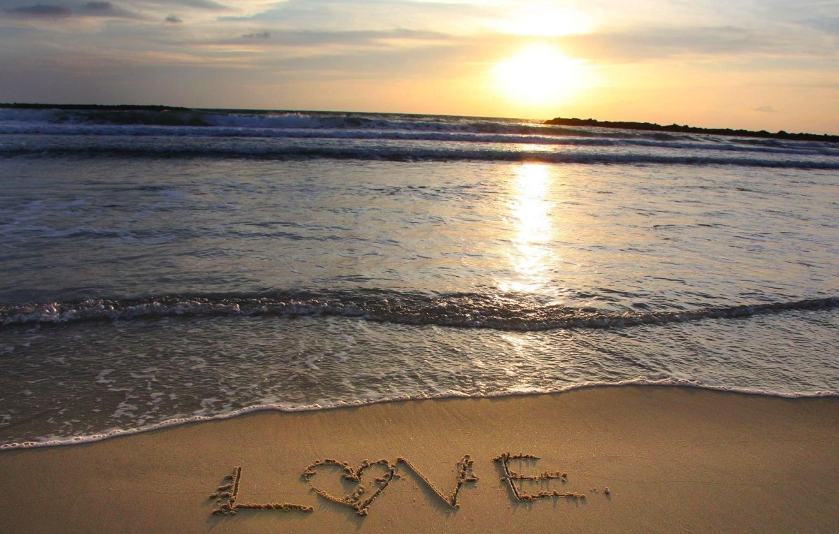 Сердце на берегу моря