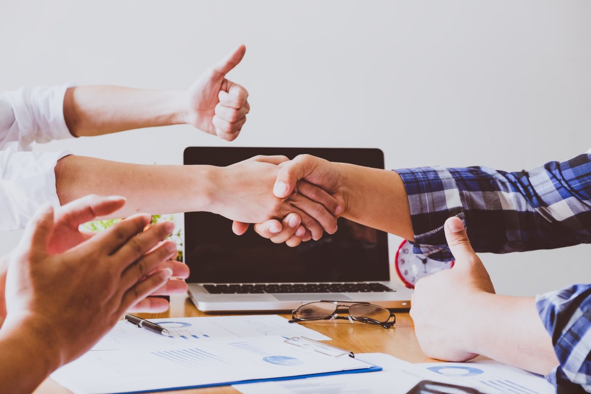 Рукопожатие студентов