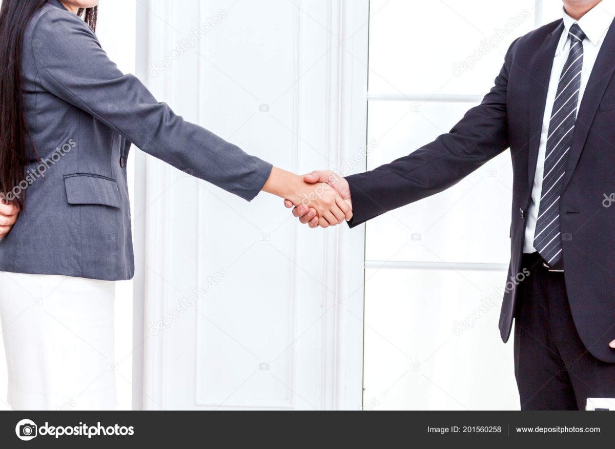 Коллеги пожимают руки