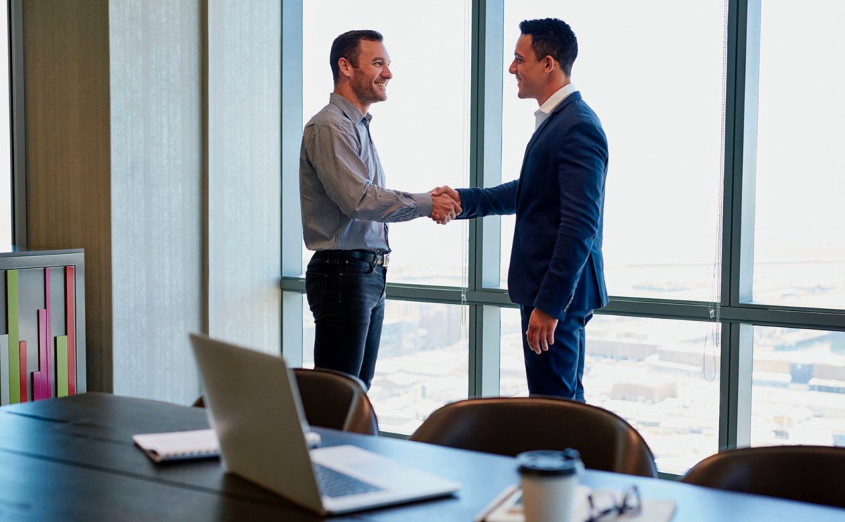 Бизнесмены пожимают руки