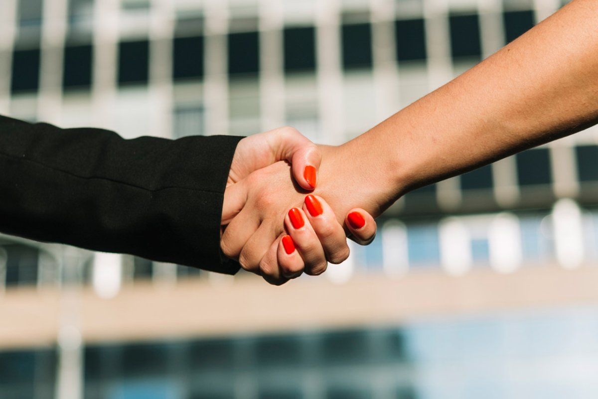 Пожатие рук мужчины и женщины