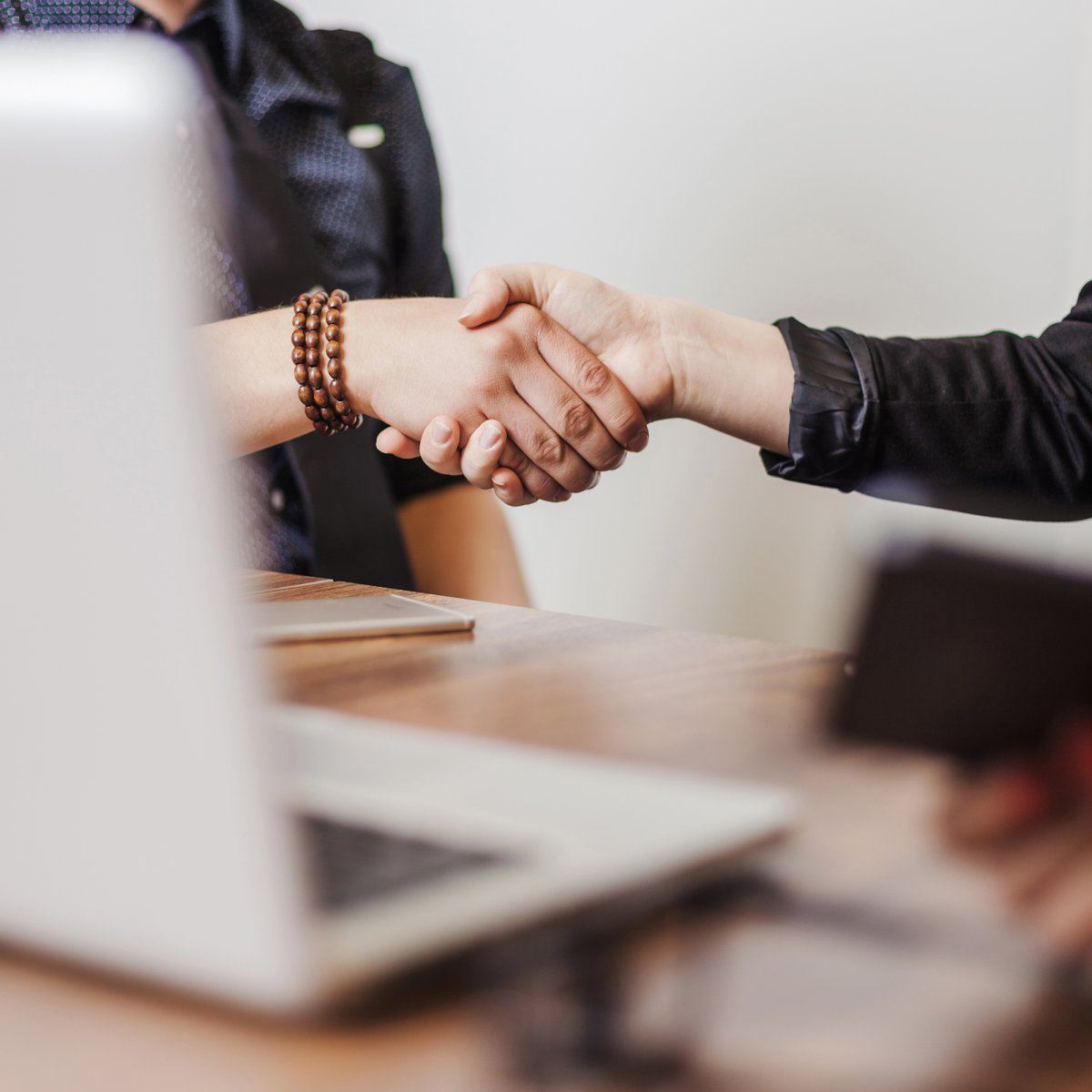 Рукопожатие за столом