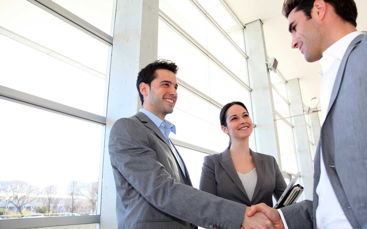 Бизнесмены здороваются