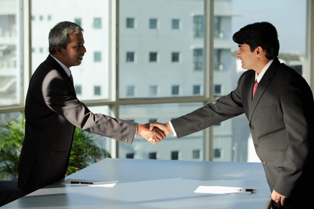 Люди пожимают друг другу руки