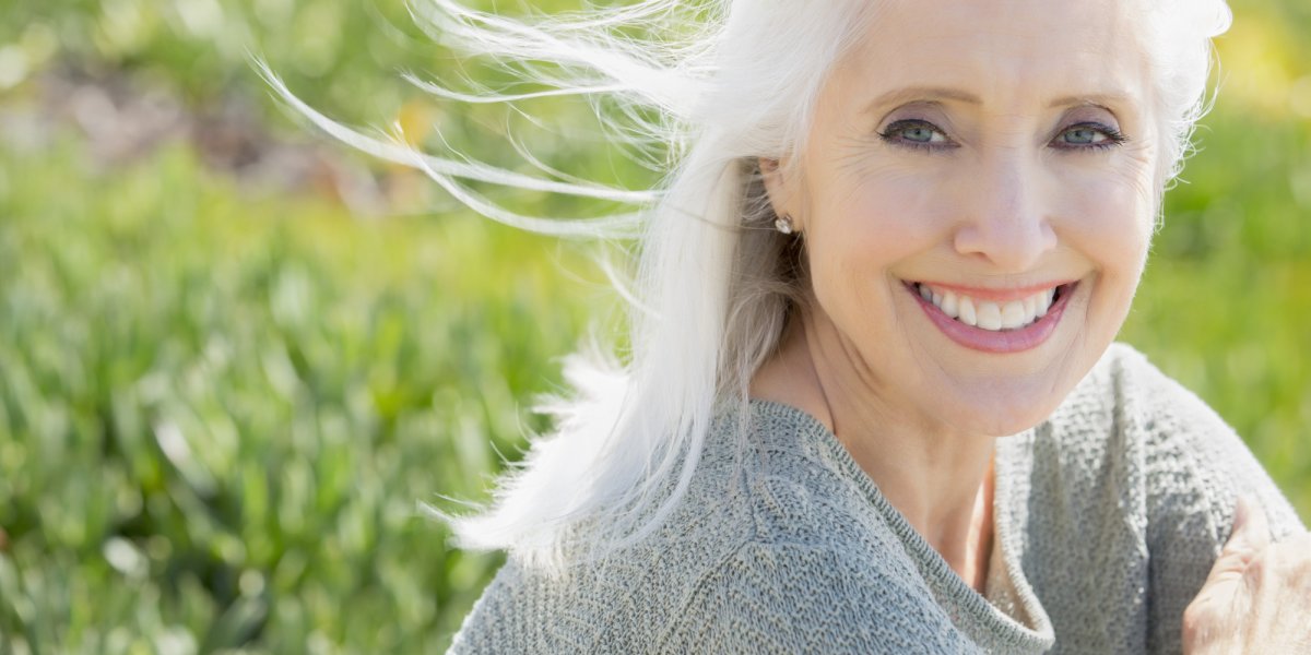 Пожилая женщина улыбается