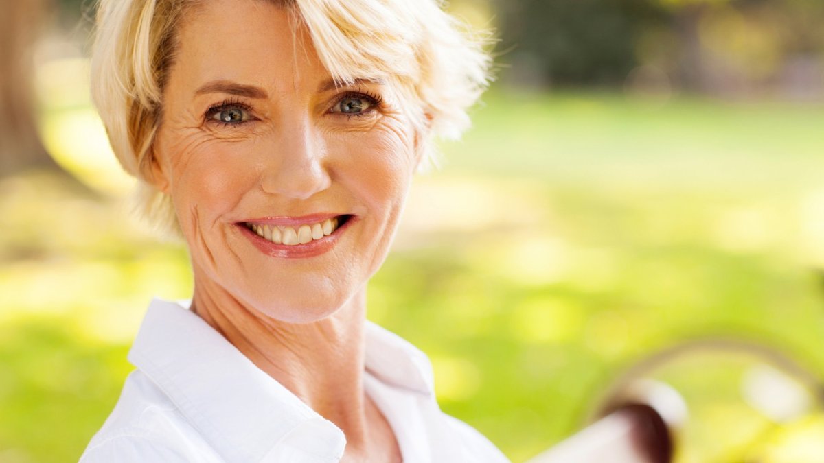Радостная женщина в возрасте