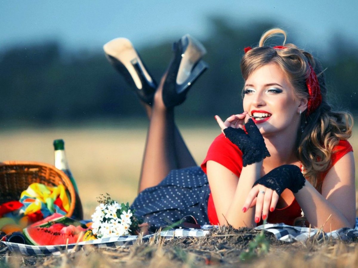 Веселая девушка