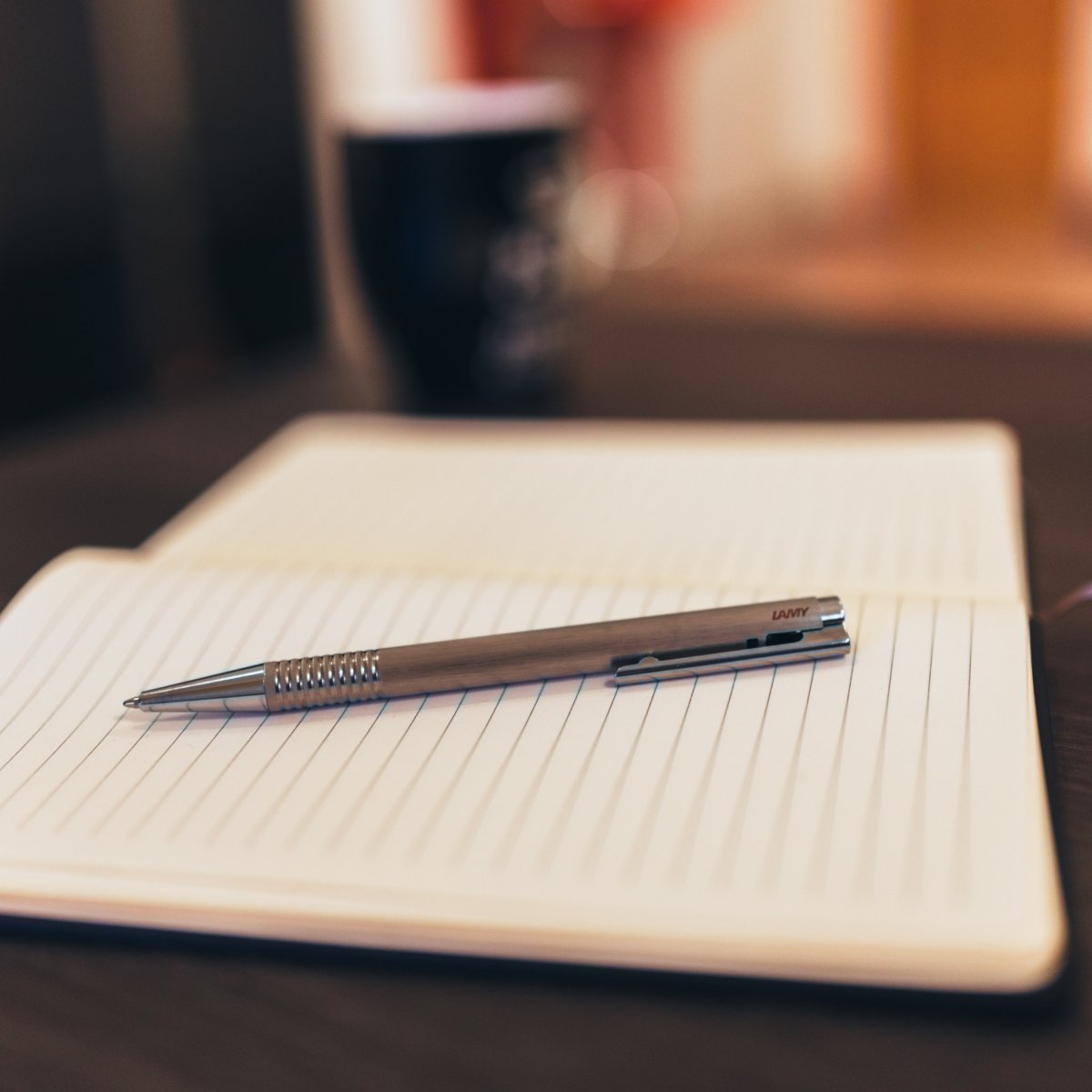 Блокнот на столе