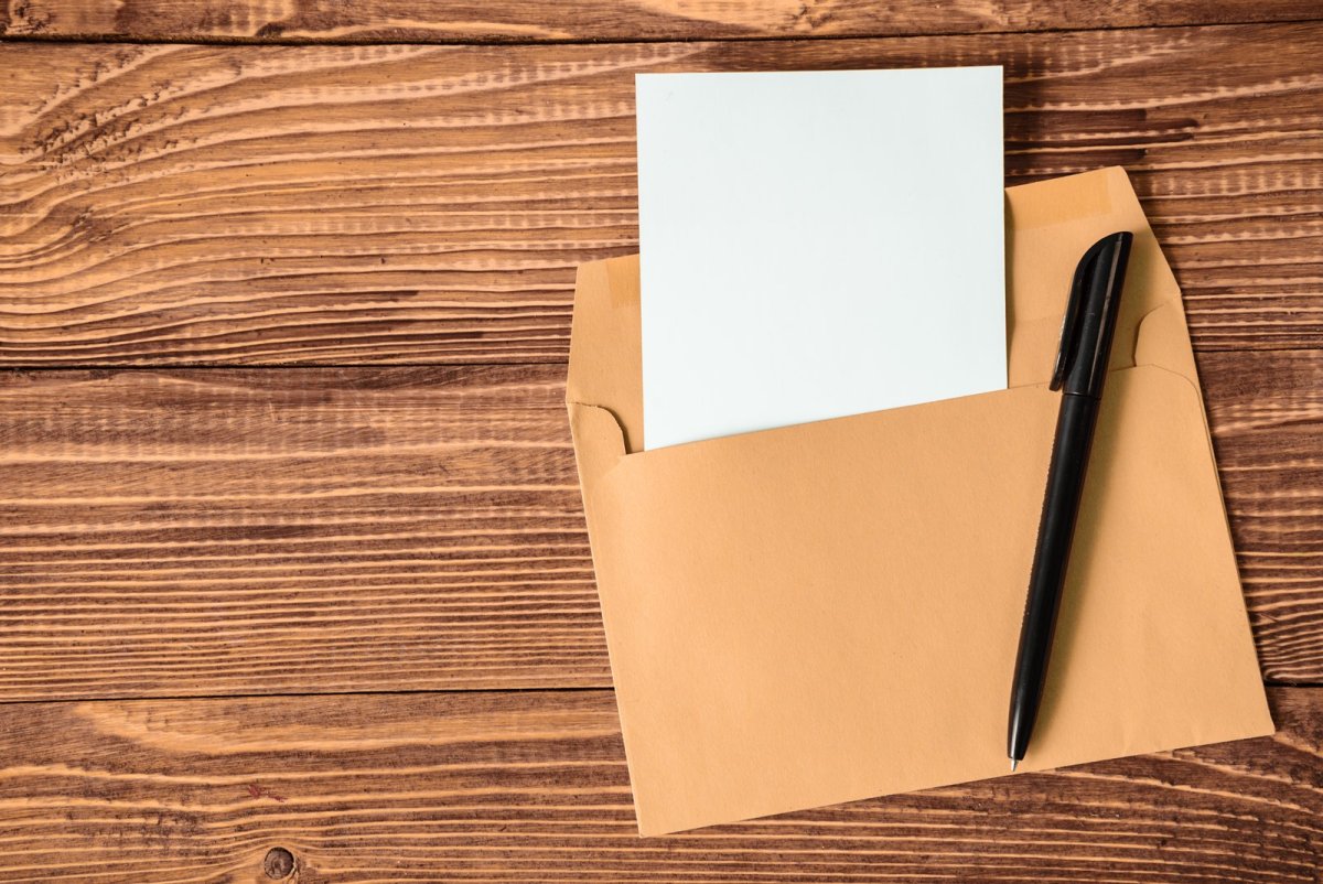 Бумага на деревянном фоне