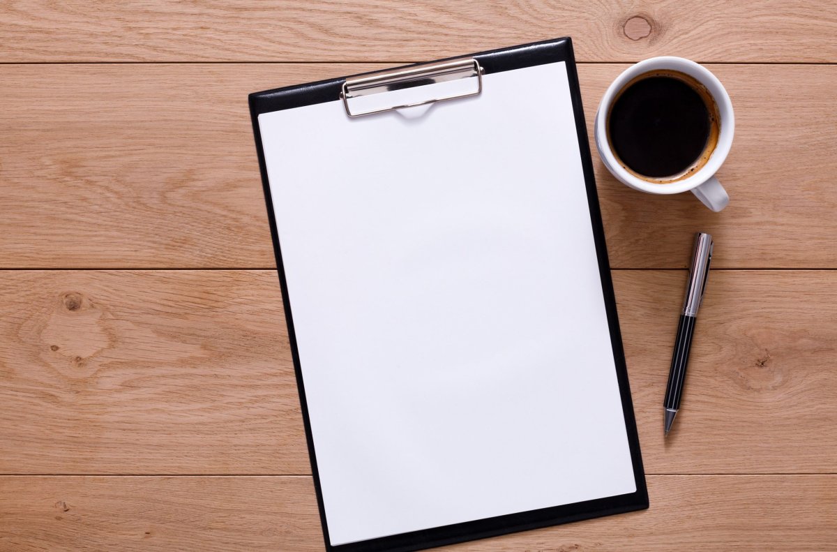 Лист бумаги на столе