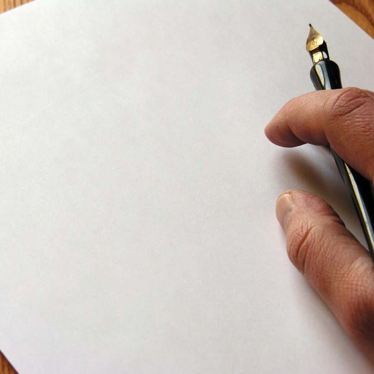 Лист бумаги и ручка на столе