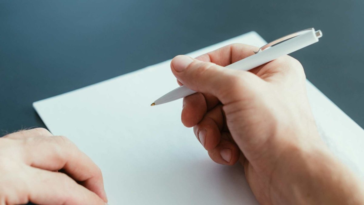 Человек с ручкой