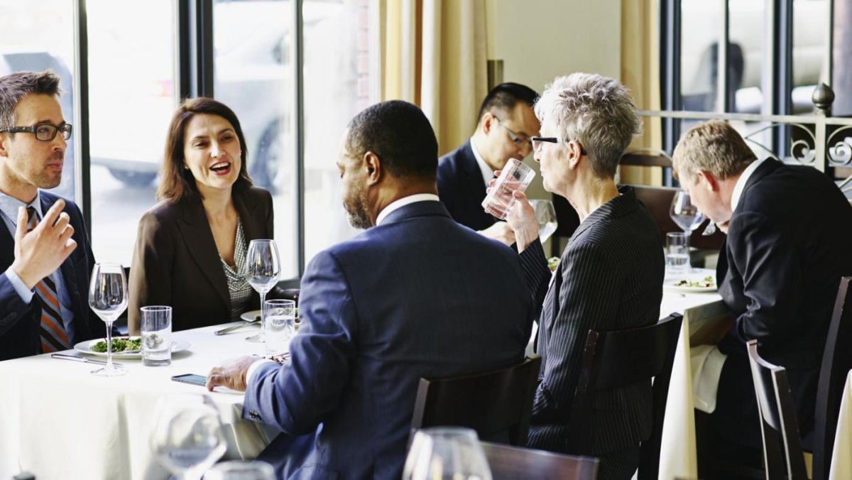 Ребенок за столом в ресторане