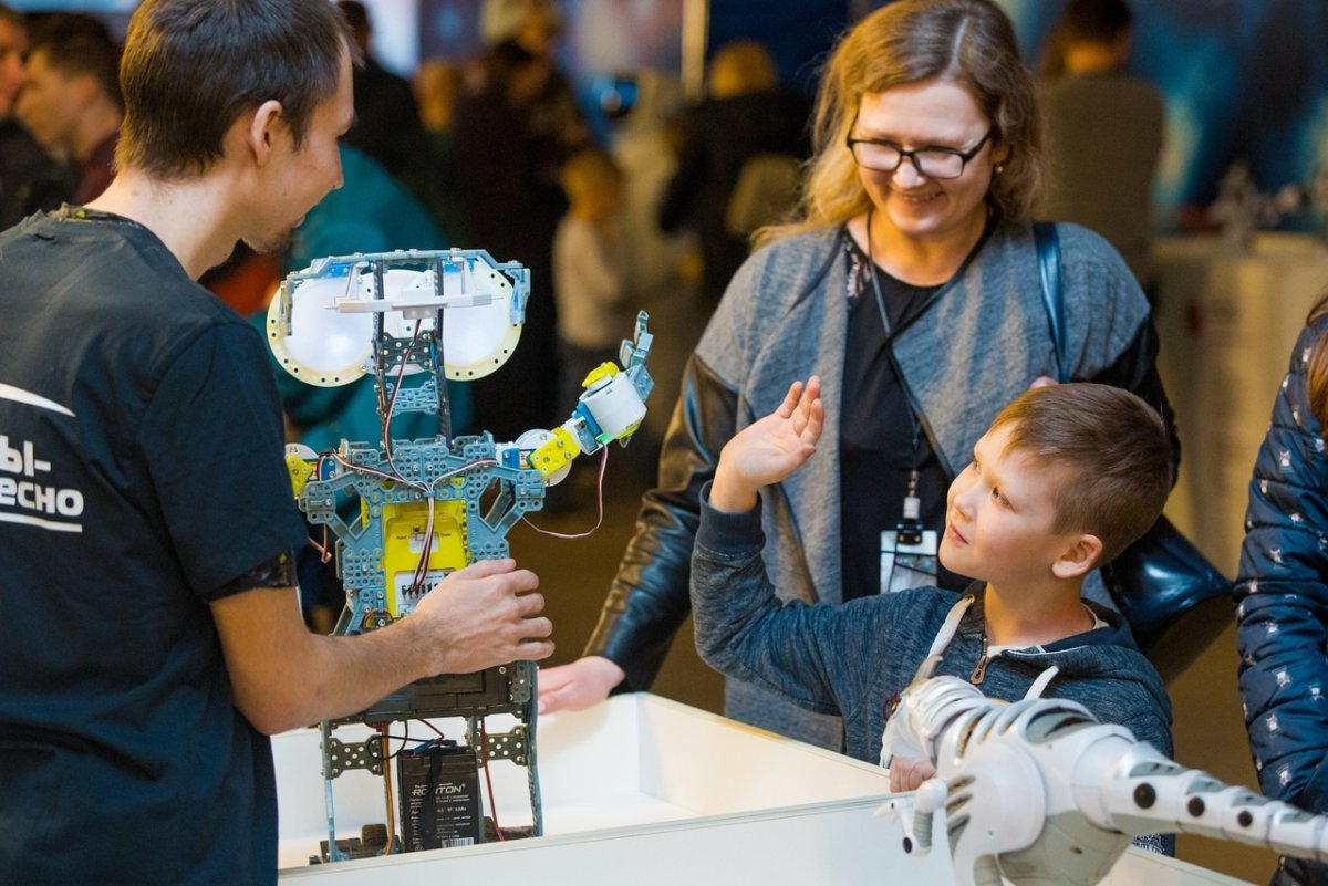 Выставка роботов киров 2024. Выставка роботов. Выставка робототехники. Эра роботов. Выставка роботов в Сургуте Сити Молл.