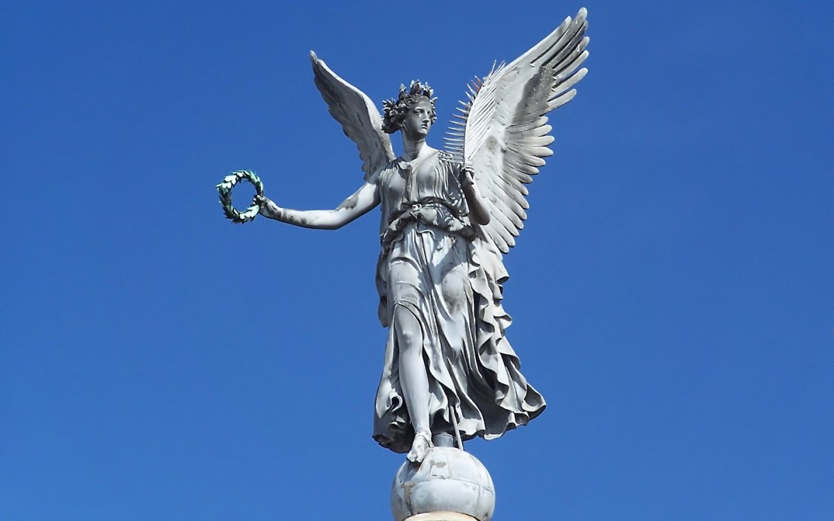 Крылатая богиня Победы Ника