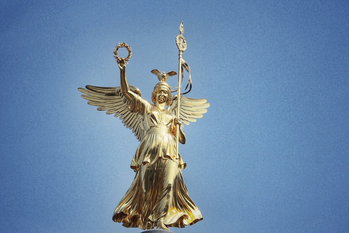 Крылатая богиня Победы Ника