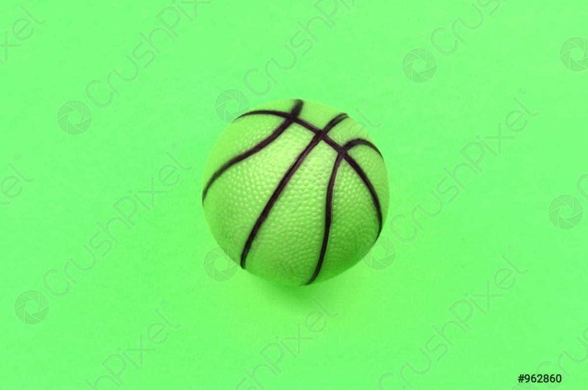 Футбольный мяч зеленый