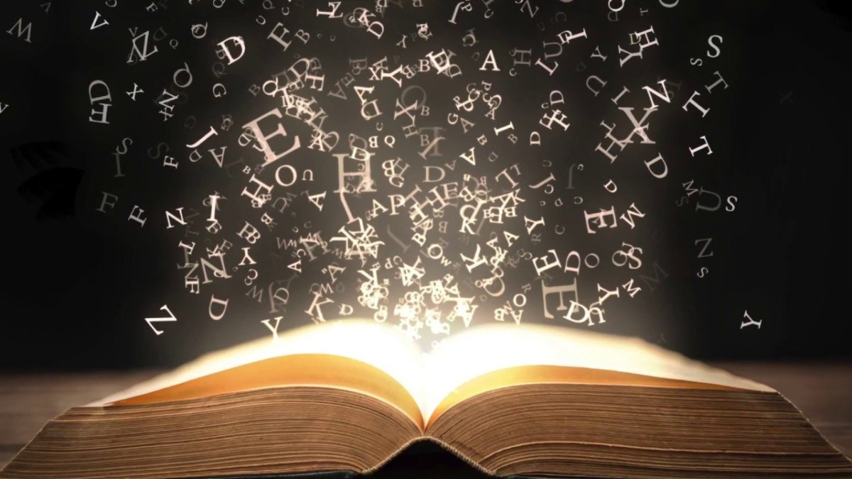 Открытая книга на черном фоне