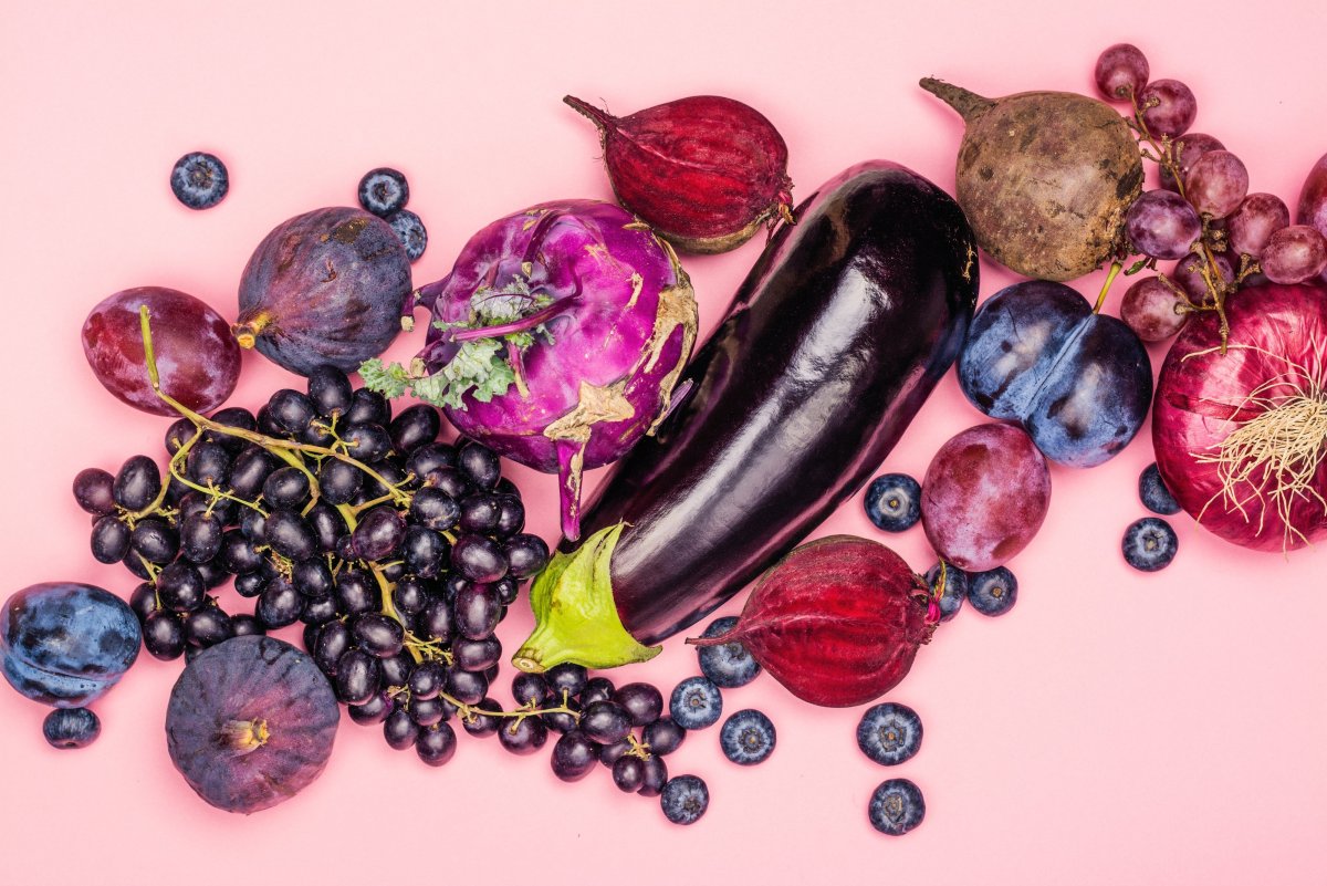 Сиренево розовые фрукты и овощи