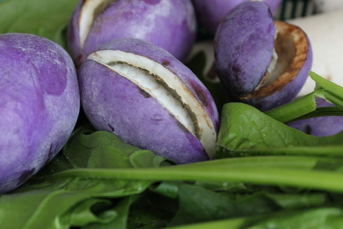 Фиолетовый фрукт