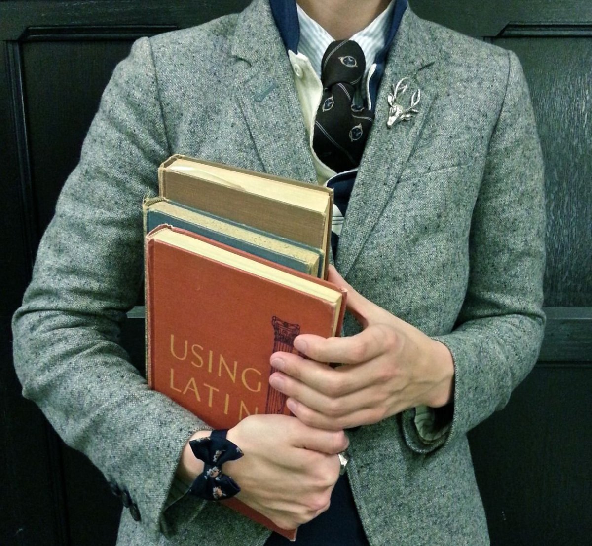 Школьник дарит цветы учителю