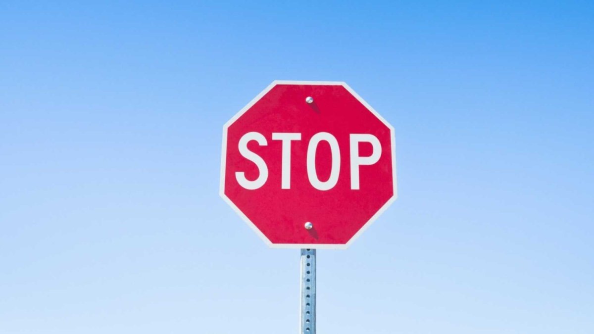 Девушка со знаком стоп