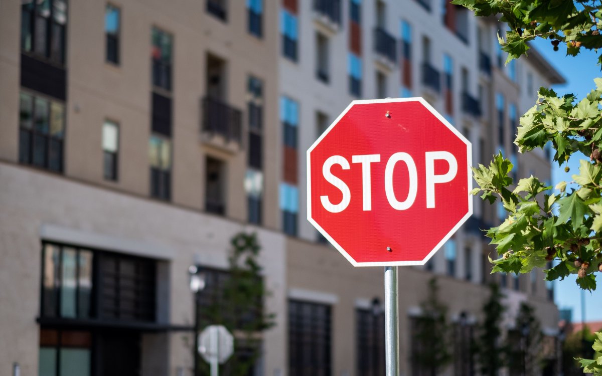 Дорожные знаки на фасадах домов