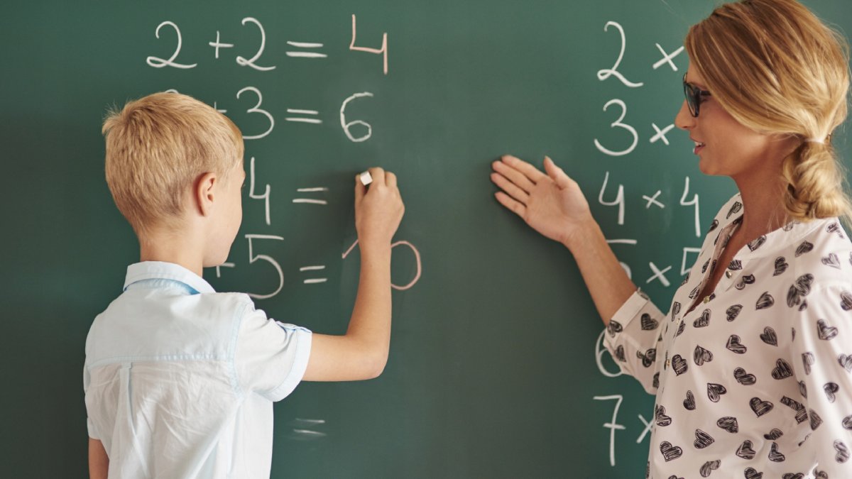 Учитель и ученик возле доски