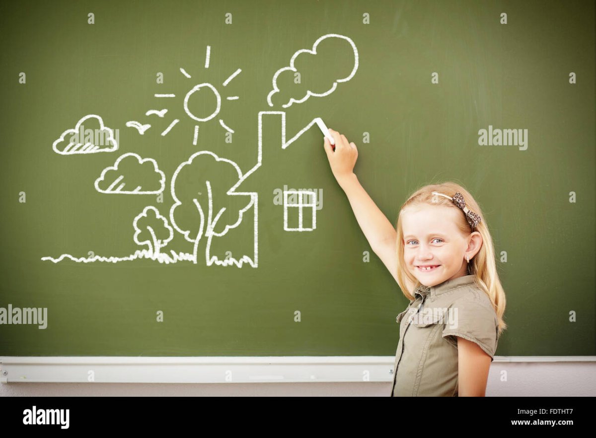 Ребенок возле доски