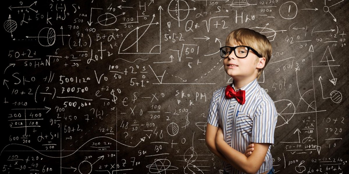 Школьник на фоне доски