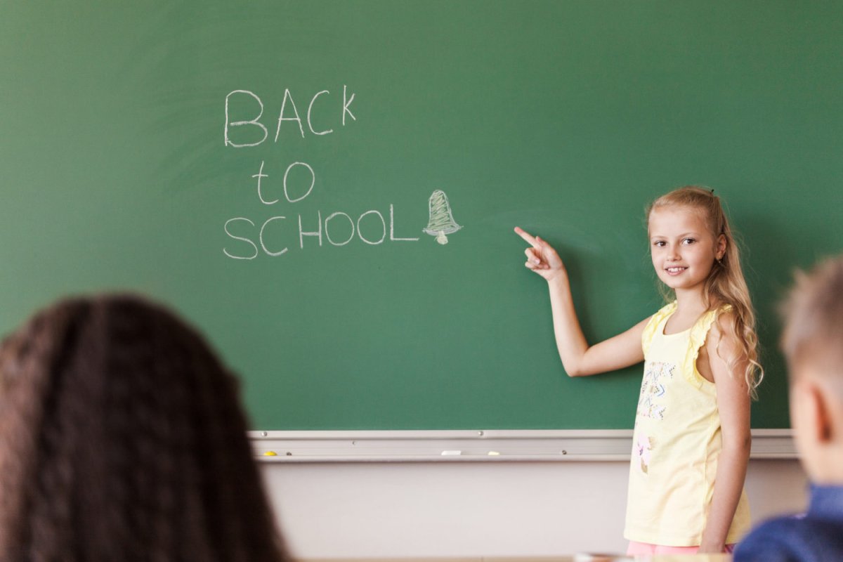 Ребенок на фоне школьной доски