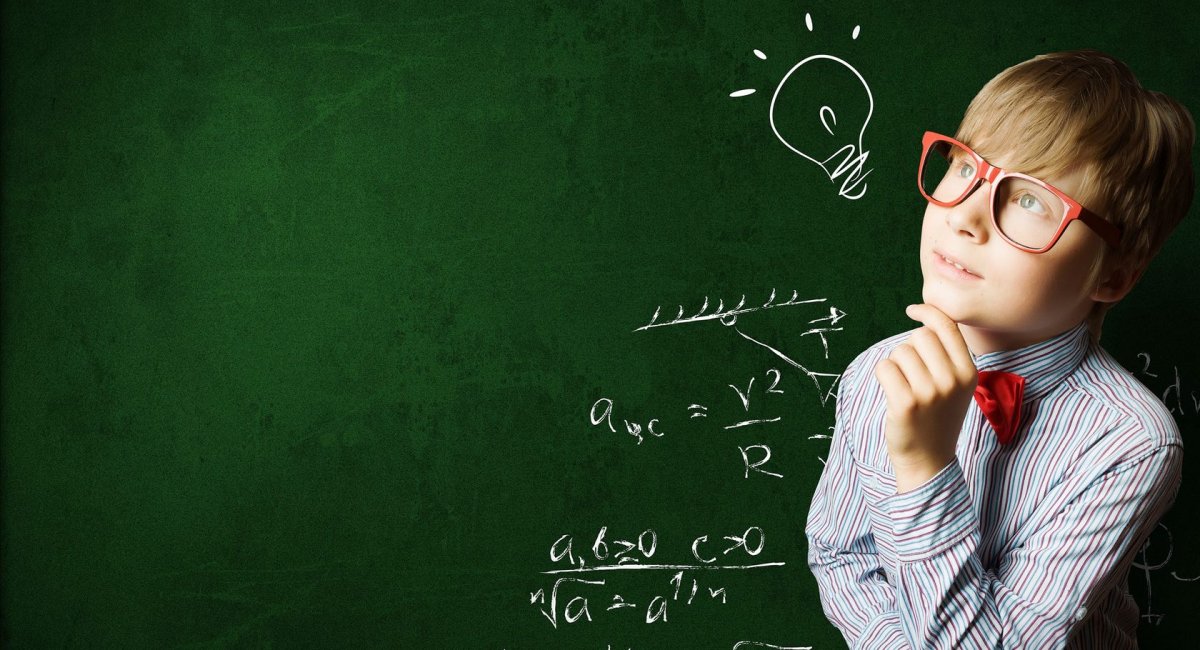 Школьник на фоне доски