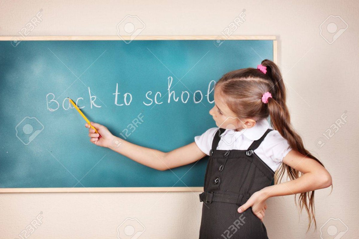 Девочка возле доски