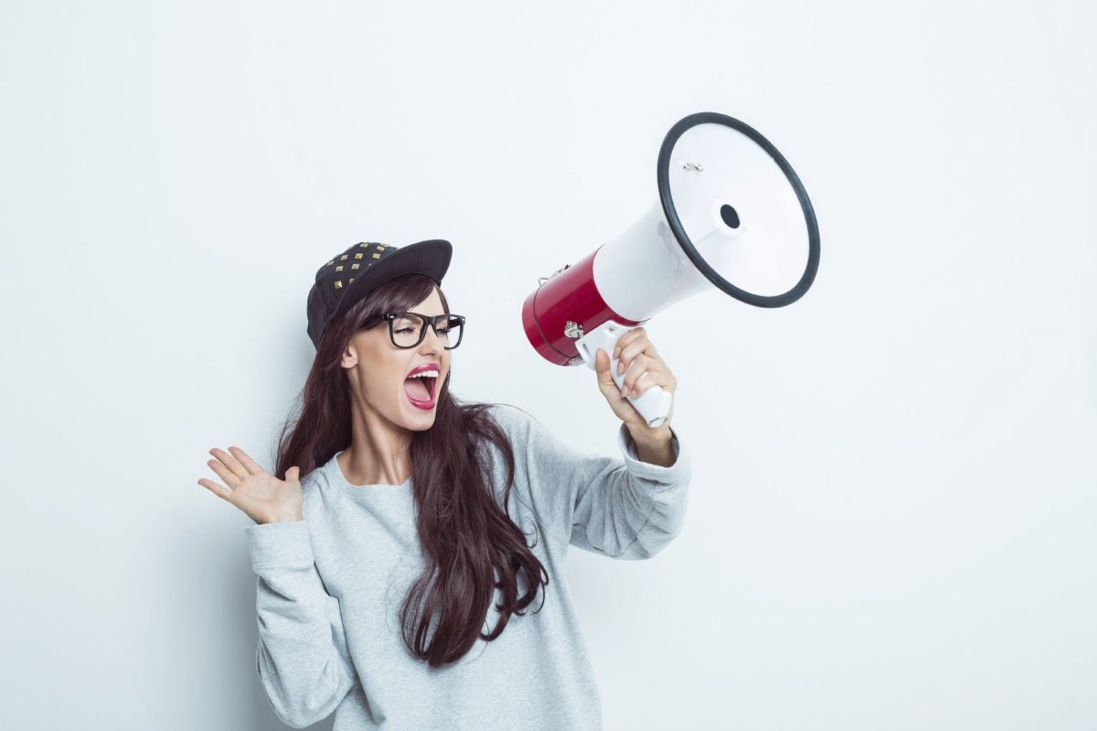 Девушка с громкоговорителем