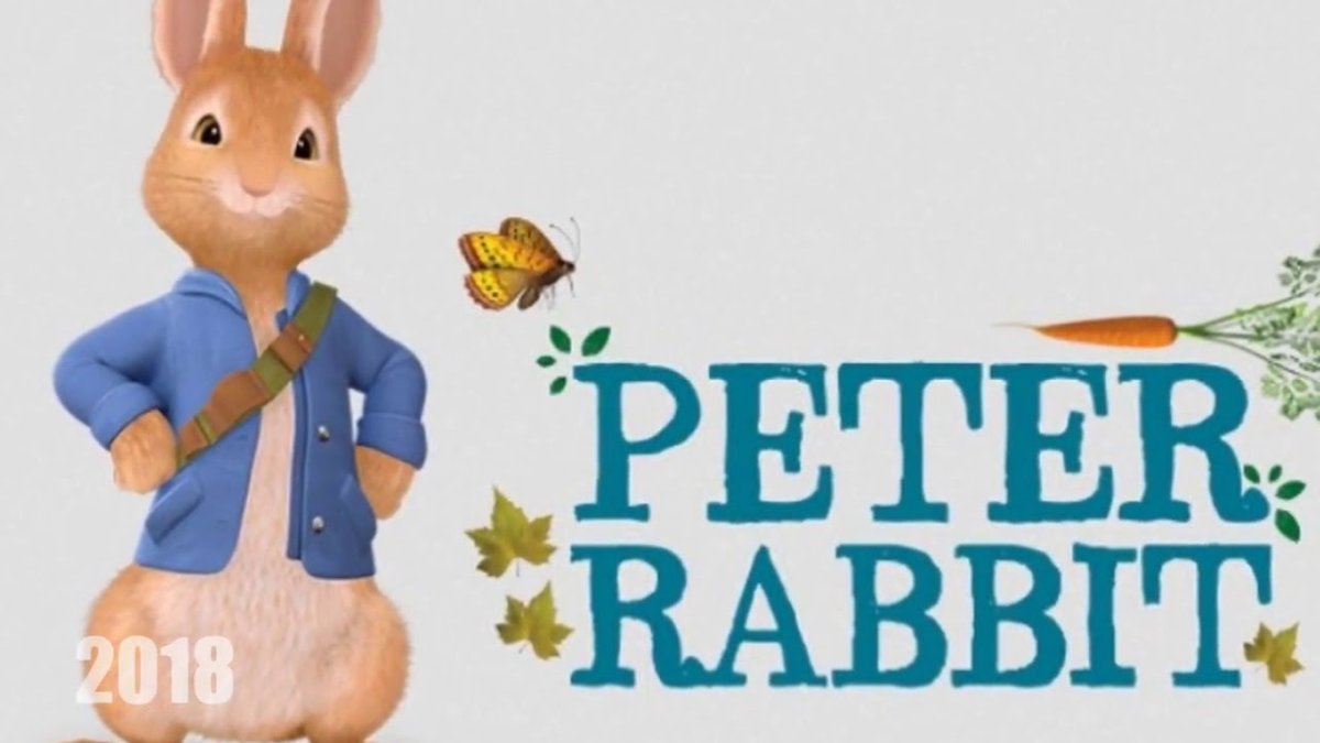 Кролик Питер ест морковь