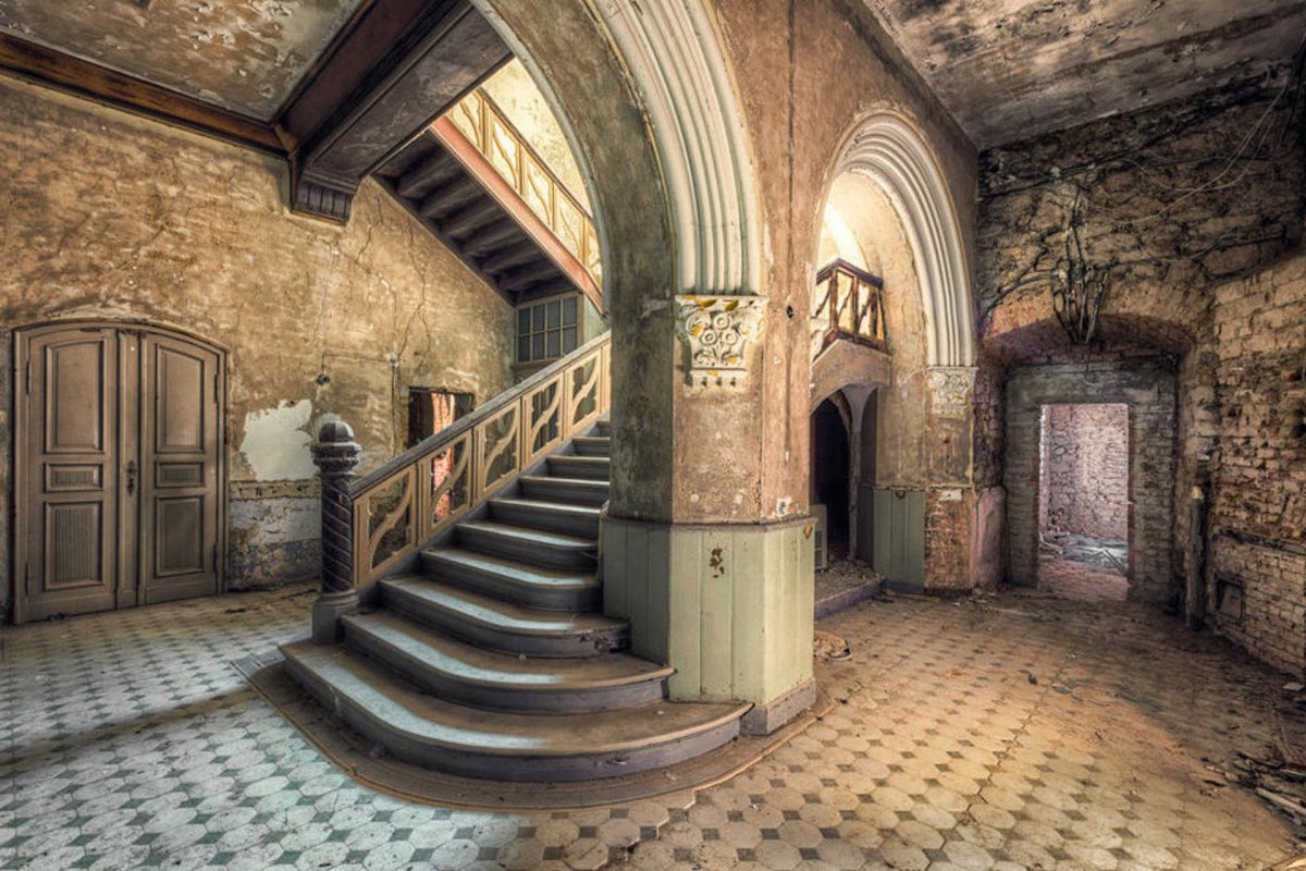 Заброшенный замок внутри