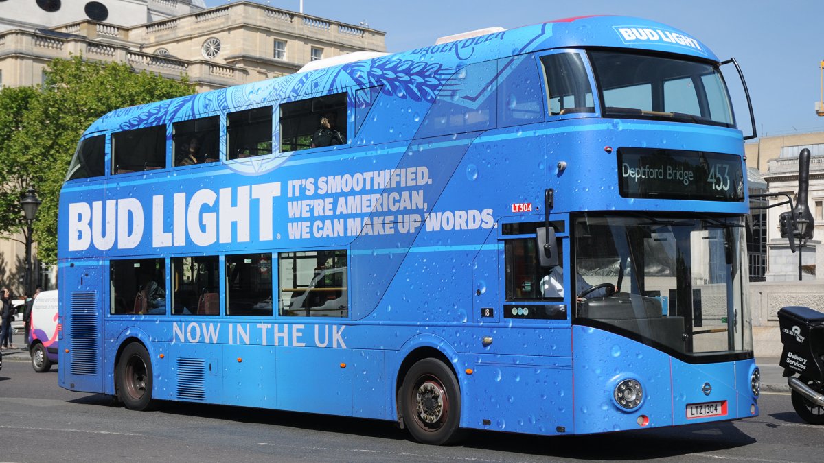 Синий автобус на белом фоне