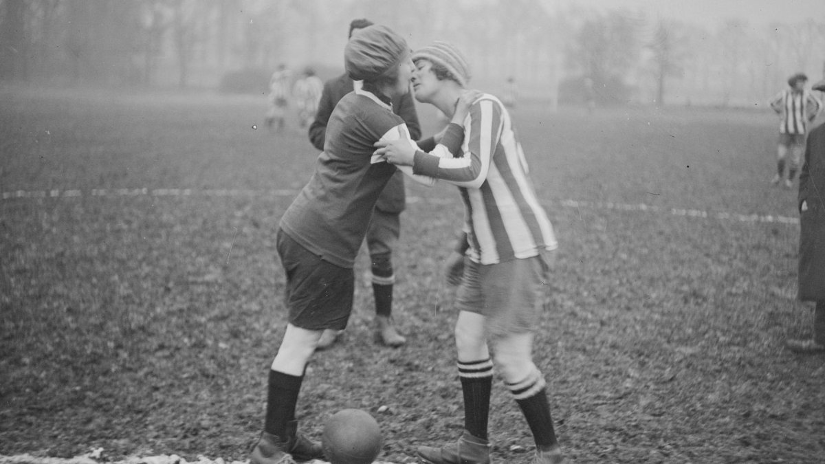 Девочки футбол ретро